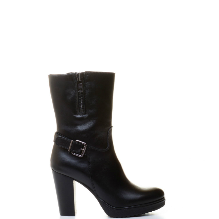 Angelina-Jolie-Wearing-Black-Dress-Boots-03.jpg
