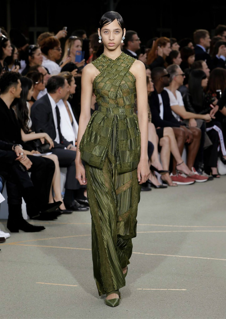 Givenchy-Fall-Winter-2016-Haute-Couture-Runway-Show06.jpg