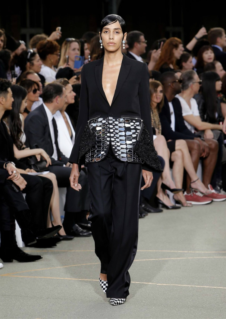 Givenchy-Fall-Winter-2016-Haute-Couture-Runway-Show07.jpg