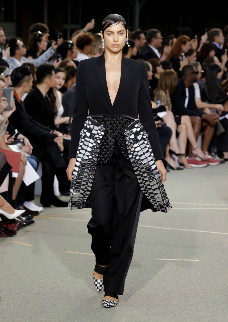 Givenchy-Fall-Winter-2016-Haute-Couture-Runway-Show09.jpg