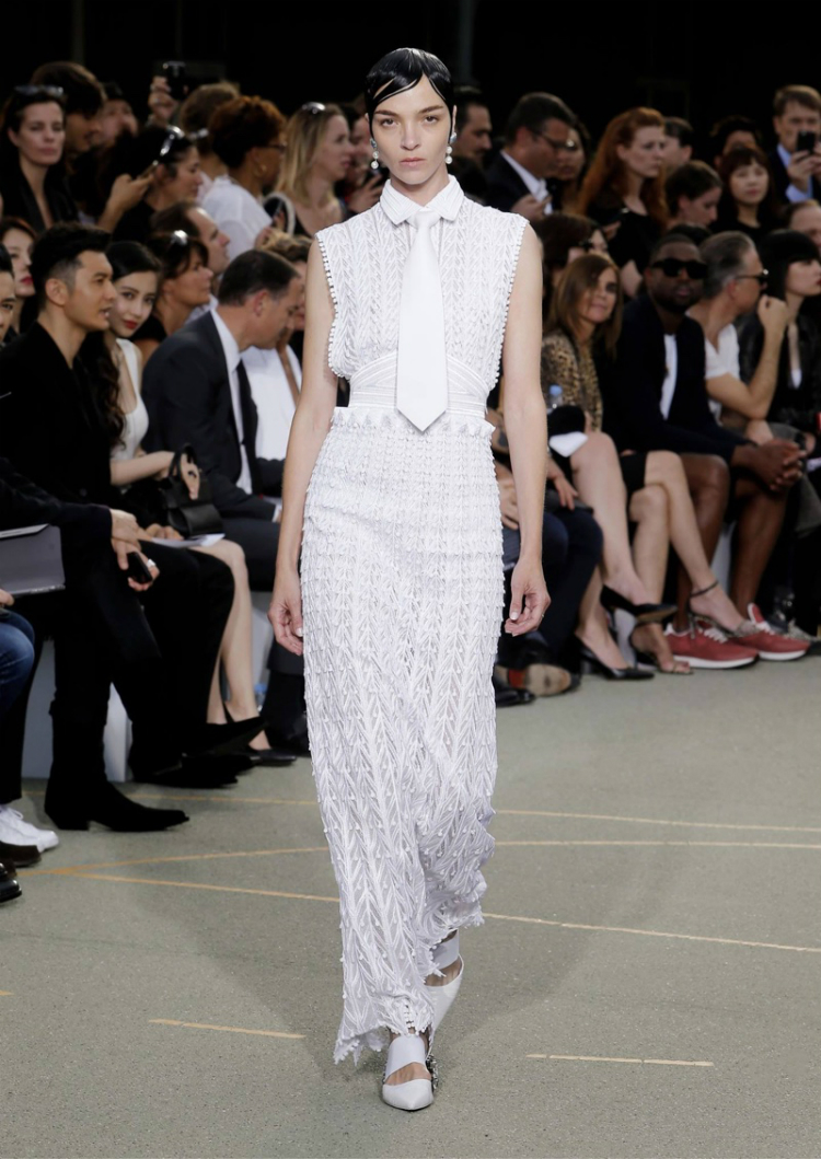 Givenchy-Fall-Winter-2016-Haute-Couture-Runway-Show13.jpg