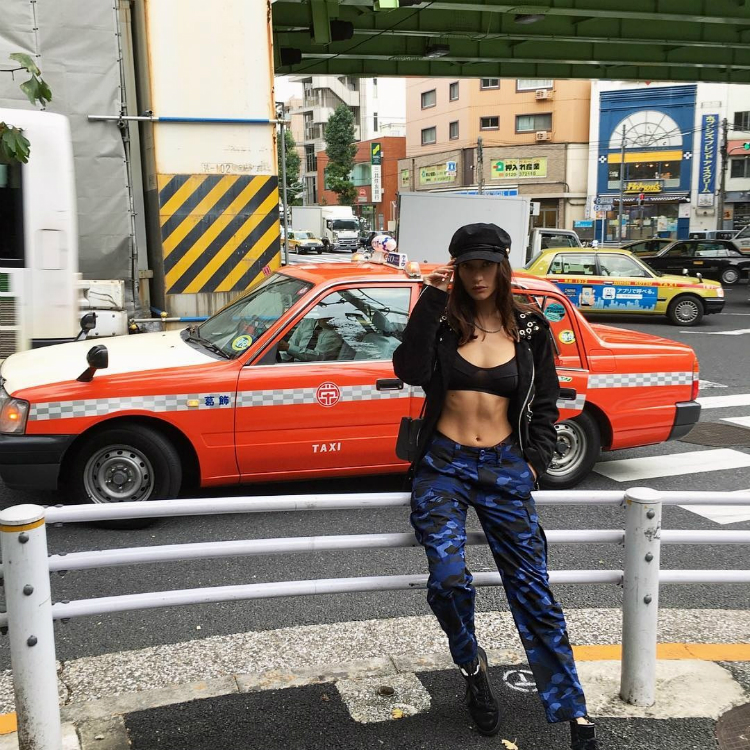 9bella-hadid-outfits-icon-01.jpg