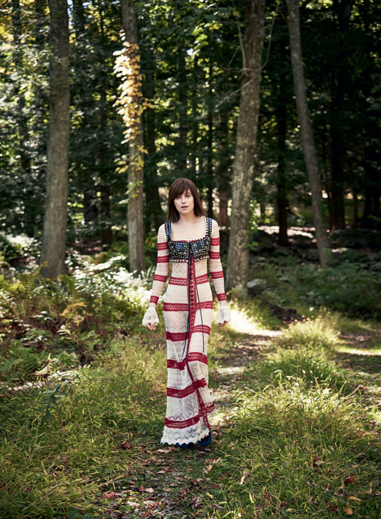 Dakota-Johnson-Vogue-Magazine-2017-Photoshoot02.jpg