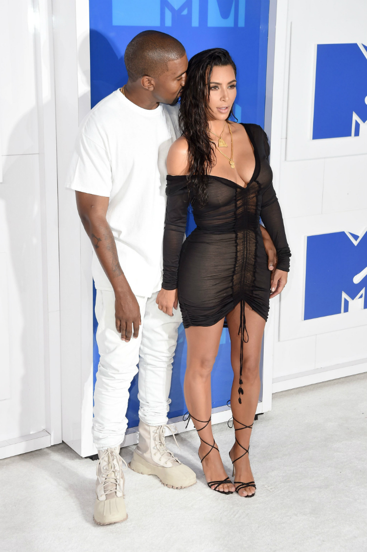 2016-10best-outfits-kimkardashian-05.jpg