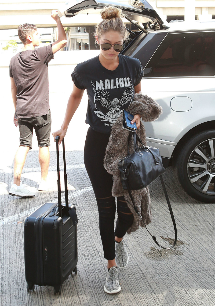 8times-gigi-wore-sneakers-andlooked-sexy-02.jpg