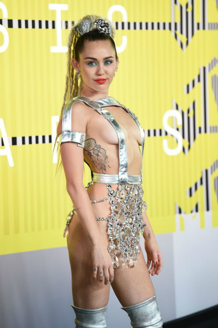 cyrus_vmas_01.jpg