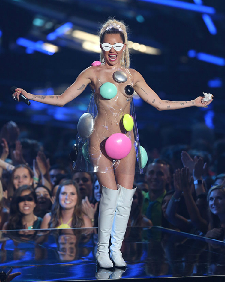 cyrus_vmas_04.jpg