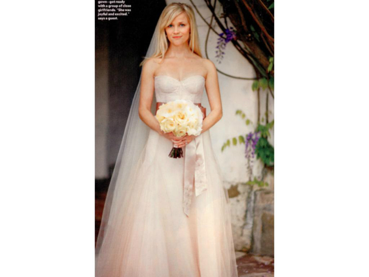 colored-celebrity-wedding-dresses-02.jpg