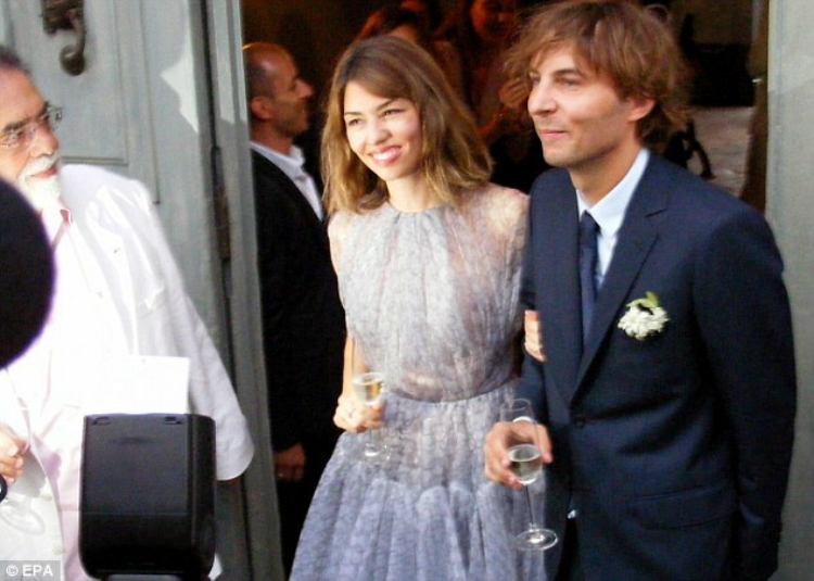 colored-celebrity-wedding-dresses-03.jpg