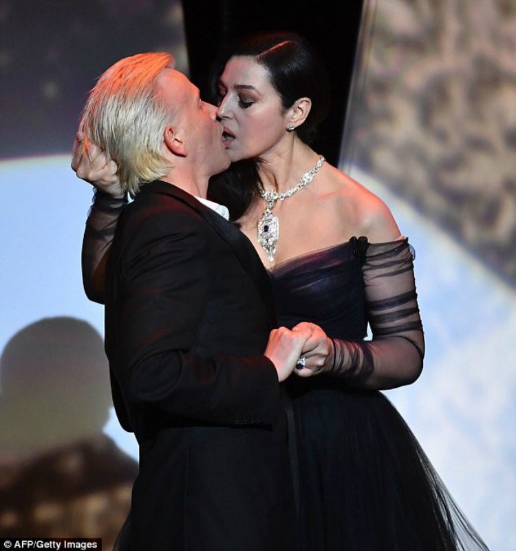 beluccikissalexlutzcannes2017_01.jpg