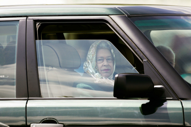 elizabeth-queen-driving-01.jpg