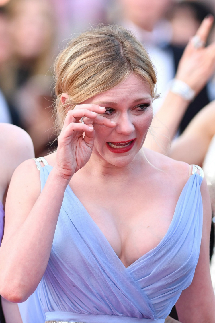 kirstendunst_cannes_tears_03.jpg