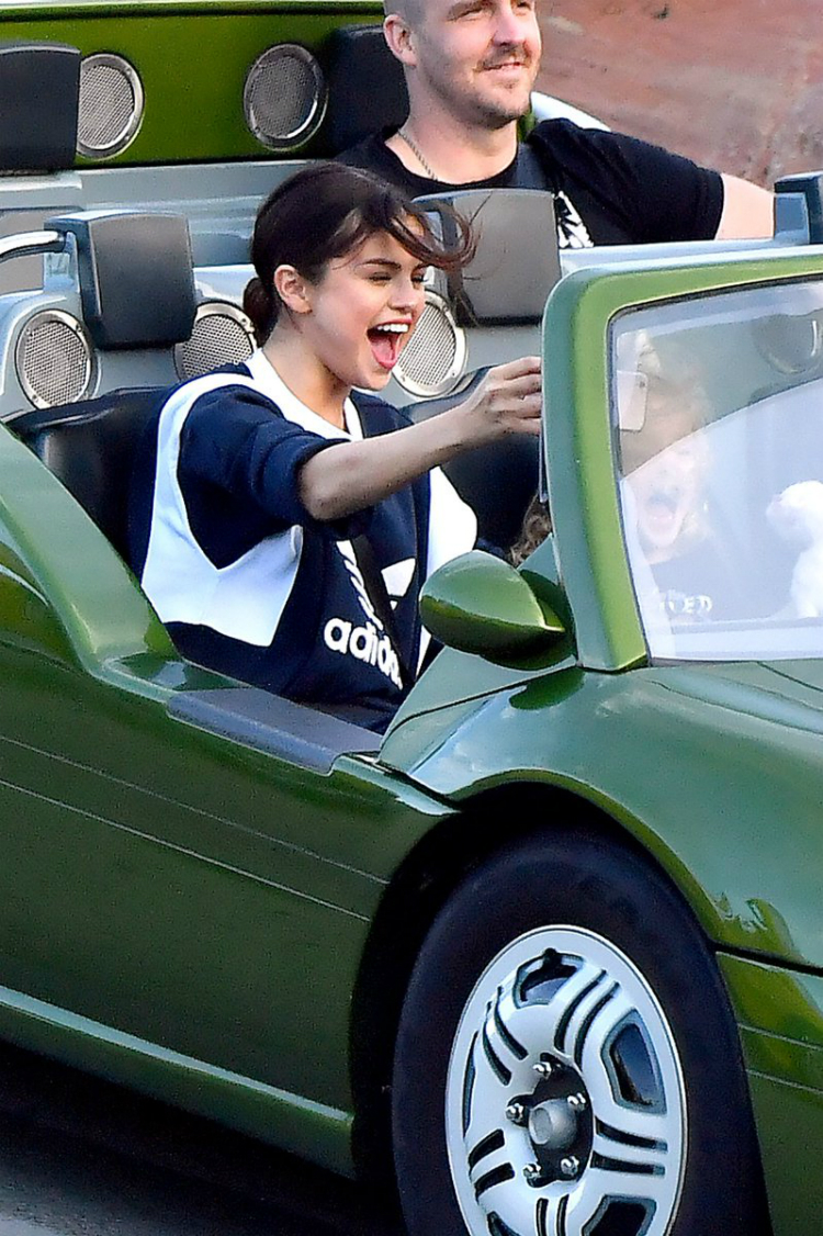 selena-gomez-disneyland-02.jpg