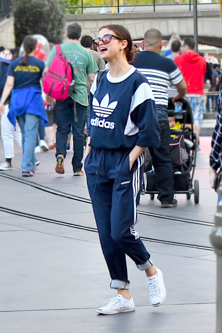 selena-gomez-disneyland-03.jpg