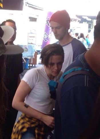 xkristen-stewart-and-nicholas-hoult-photo.jpg.pagespeed.ic.uXytefabGR.jpg