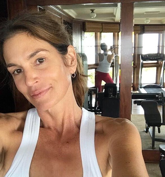 cindycrawford_26_5_2019_23_28_56_263.jpg