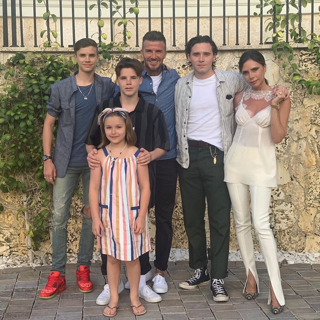 victoriabeckham_61020877_490858721749356_941784996666674191_n.jpg