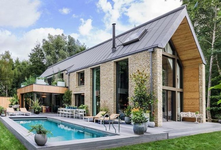 kate-moss-the-barnhouse-interiors-yoo-england-designboom-01-818x541.jpg