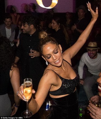 jennifer_lopez_out_2_25f90.jpg