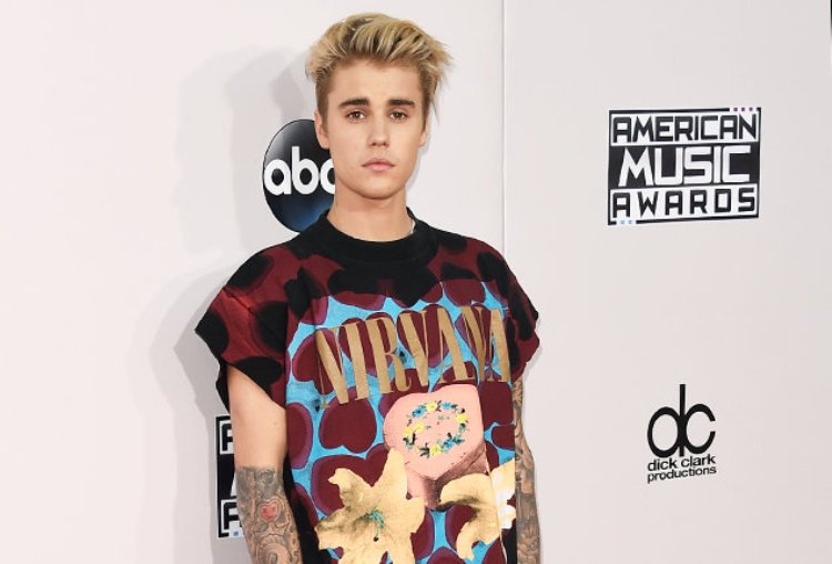 justin-bieber-red-carpet-amas-2015-billboard-650.jpg