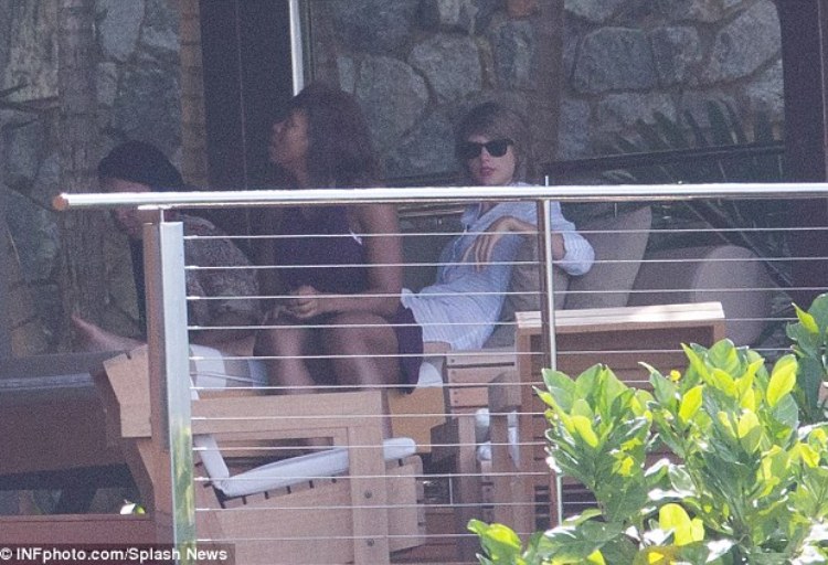 taylor_swift_holidays_3_08500.jpg