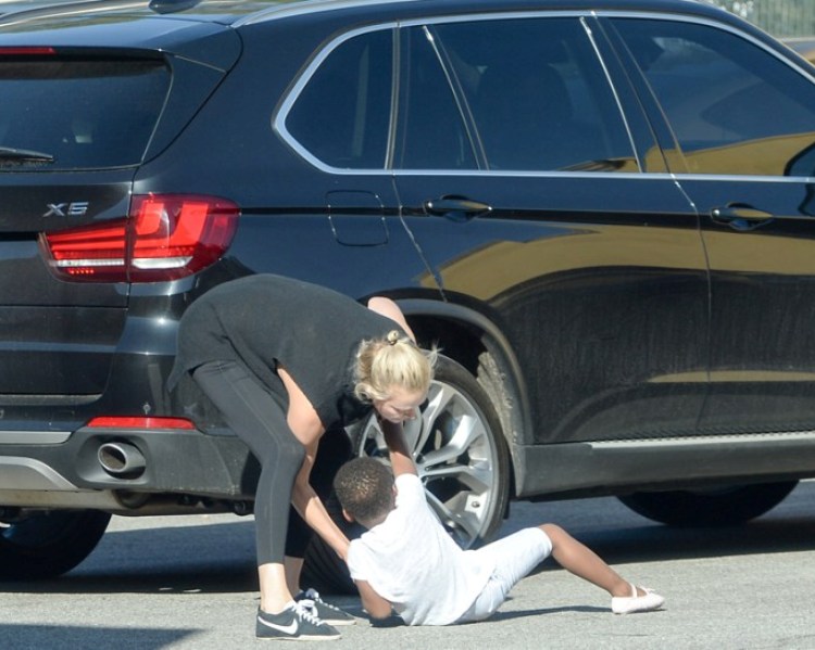 charlize-theron-son-jackson-temper-tantrum-02.jpg