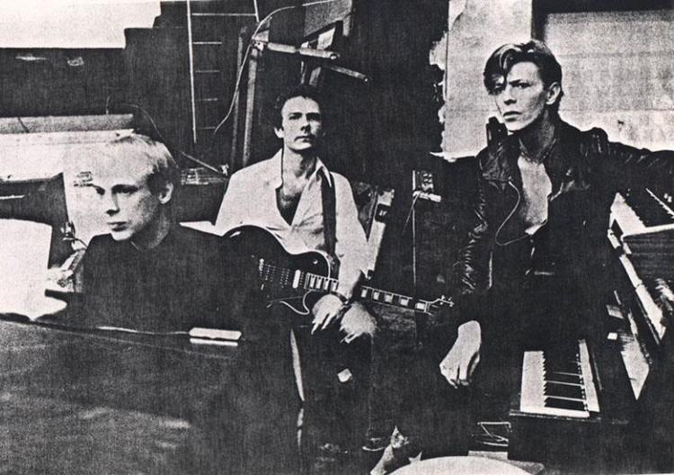Brian-Eno-Robert-Fripp-and-David-Bowie-Recording-“Heroes”-in-Berlin-1977.jpg