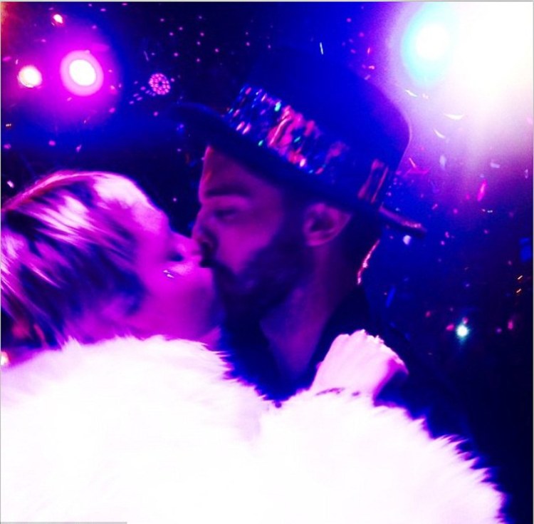 245CE82B00000578-2893595-Kiss_me_quick_Miley_Cyrus_and_her_new_beau_Patrick_Schwarzenegge-a-9_1420136404690.jpg