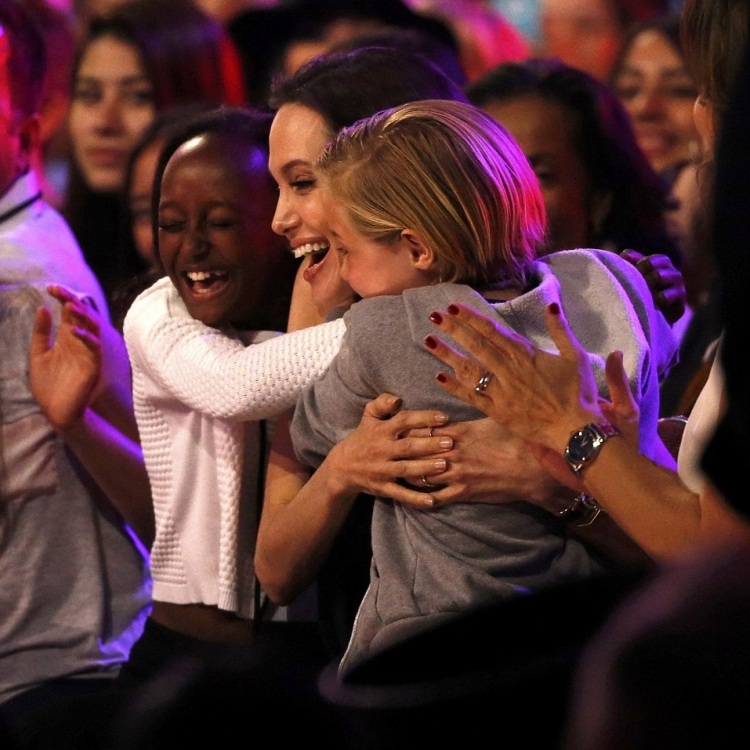 2716F5AE00000578-3016469-So_proud_Shiloh_and_Zahara_wrapped_their_mother_in_a_big_hug_whe-a-141_1427603527124.jpg