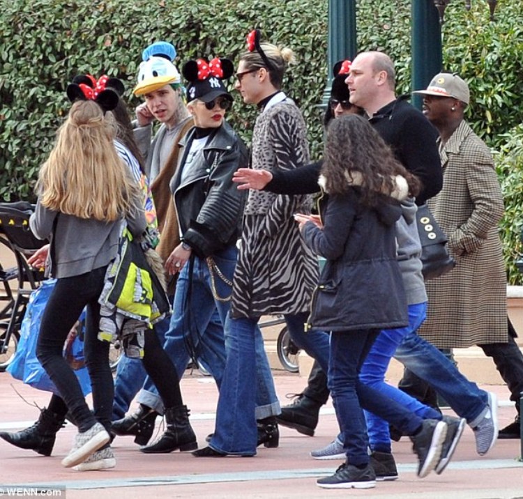 273355DC00000578-3021900-Quite_the_menagerie_Rita_Ora_donned_Minnie_Mouse_ears_while_her_-a-38_1427914990581_e6ac2.jpg