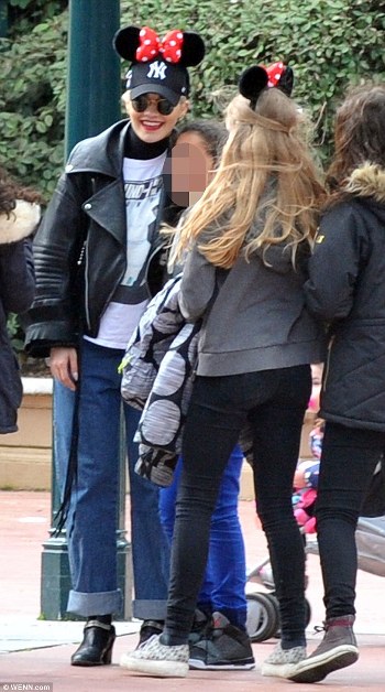 2733B55800000578-3021900-Little_Miss_Popular_Rita_was_surrounded_by_excited_fans_who_reco-a-39_1427914990583_e11dd.jpg
