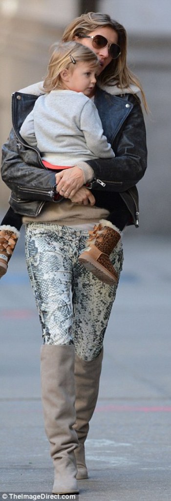 2807C07000000578-0-Yummy_mummy_Gisele_teamed_her_tight_snakeprint_trousers_with_a_p-a-137_1430084262955_68f96.jpg