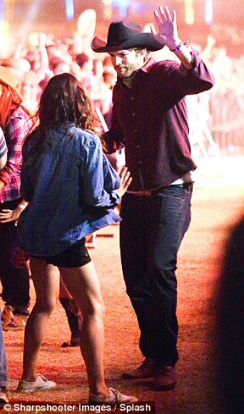 2811ABD700000578-3057738-On_their_feet_The_celebrity_couple_who_had_front_row_seats_for_t-a-23_1430160711114_81925.jpg