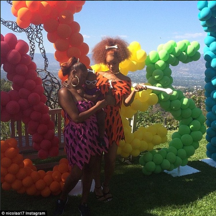297476E800000578-3115902-Birthday_girl_The_party_boasted_a_giant_rainbow_colored_balloon_-a-5_1433795290380_d2fcc.jpg