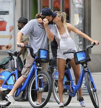 2984133200000578-3118887-He_s_a_sucker_for_those_blondes_Leonardo_DiCaprio_took_his_bloss-m-2_1433963980656_10ce3.jpg