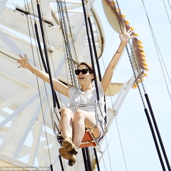 2A1AEFF500000578-3144390-Later_on_the_actress_was_seen_enjoying_the_swings_at_California_-a-83_1435663508328_53306.jpg