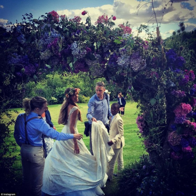 2AF8358200000578-3179904-Here_comes_the_bride_Jacqui_Ainsley_centre_was_pictured_in_her_w-a-3_1438312330015.jpg