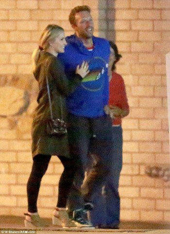 2DEB224A00000578-3295673-Hot_new_romance_Singer_Chris_Martin_and_actress_Annabelle_Wallis-m-33_1446146215041_5ce96.jpg