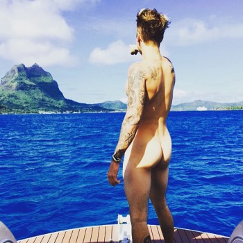 justin-bieber-goes-butt-naked-in-instagram-photo-01.jpg