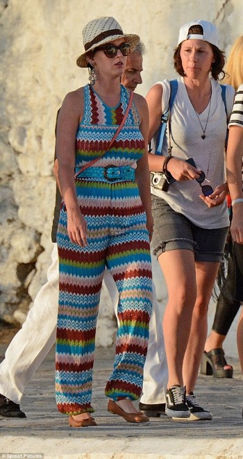 katy-perry-mykonos2-542x1024.jpg