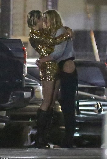 miley-cyrus-gkomena5.jpg
