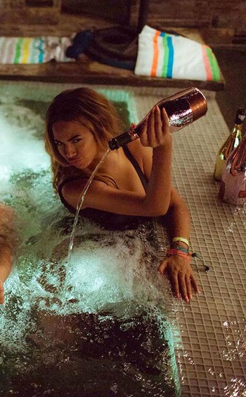 rs_634x1024-150519135825-634.beyonce-feeling-myself-champagne-hot-tub.jw.51915_a0f8b.jpg