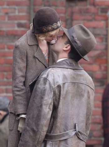 sienna-miller-ben-affleck-kiss-movie-set-boston-006.jpg
