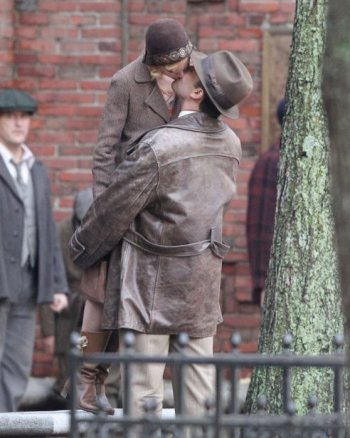 sienna-miller-ben-affleck-kiss-movie-set-boston-007_4ce4a.jpg