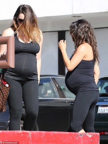 1411114072727_wps_7_Pregnant_Mila_Kunis_clutc.jpg