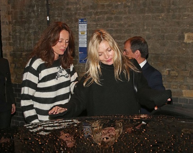 1413530552144_wps_8_Kate_Moss_is_seen_here_le.jpg