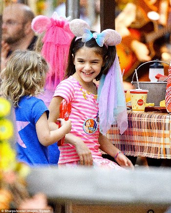 1414341294556_wps_12_EXCLUSIVE_Katie_Holmes_an.jpg