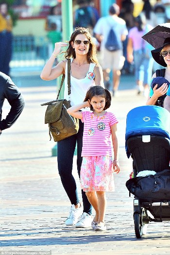 1414341358837_wps_18_EXCLUSIVE_Katie_Holmes_an.jpg