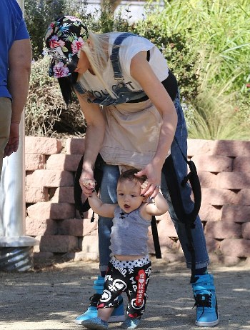 1414374796975_Image_galleryImage_Gwen_Stefani_and_Gavin_Ro.jpg