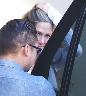 1414573804578_Image_galleryImage_Jennifer_Aniston_leaves_T.JPG